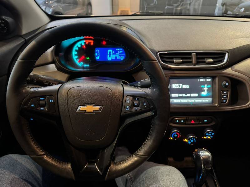 CHEVROLET - ONIX - 2017/2018 - Prata - R$ 70.900,00