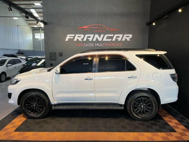 TOYOTA - HILUX SW4 - 2014/2014 - Branca - R$ 145.900,00