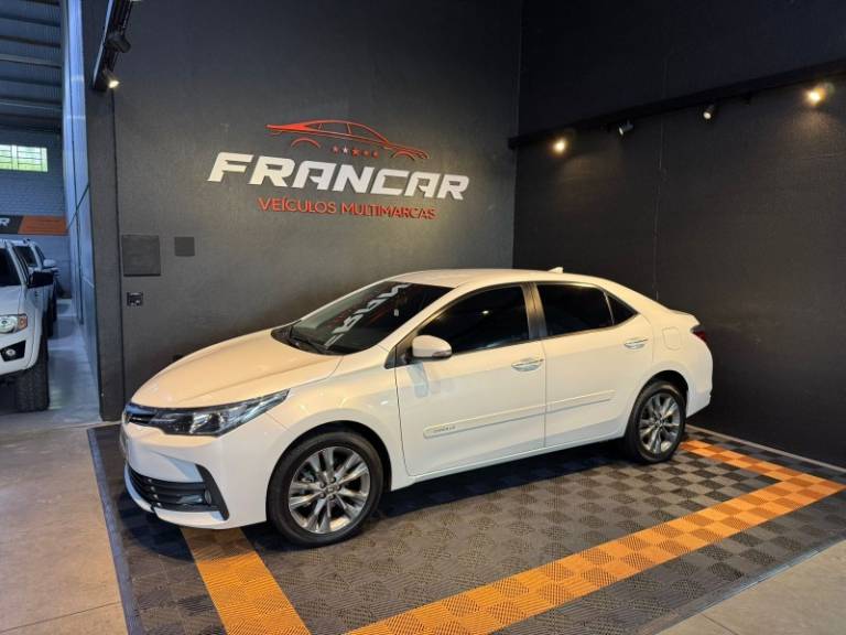 TOYOTA - COROLLA - 2018/2019 - Branca - R$ 108.900,00