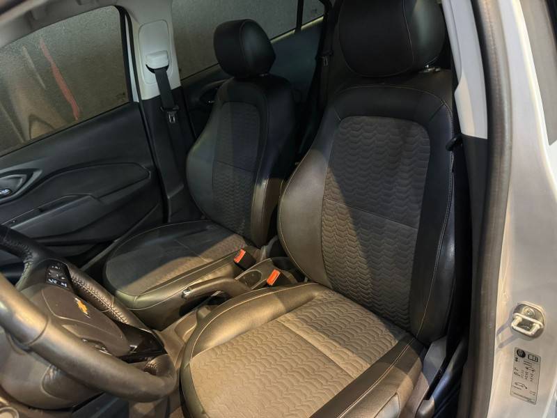 CHEVROLET - ONIX - 2017/2018 - Prata - R$ 70.900,00