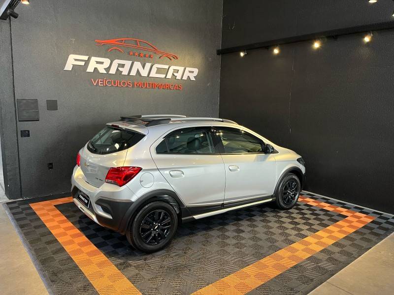 CHEVROLET - ONIX - 2018/2019 - Prata - R$ 72.900,00