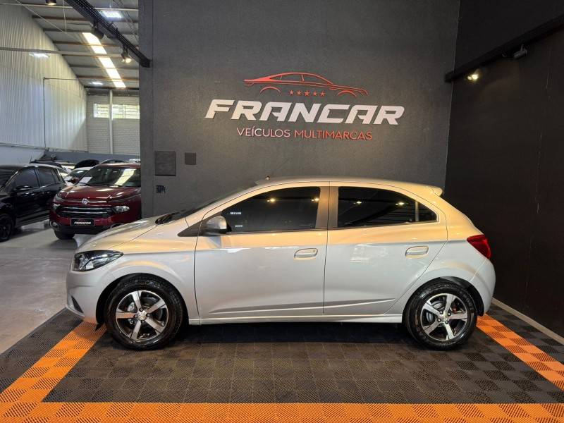 CHEVROLET - ONIX - 2017/2018 - Prata - R$ 70.900,00