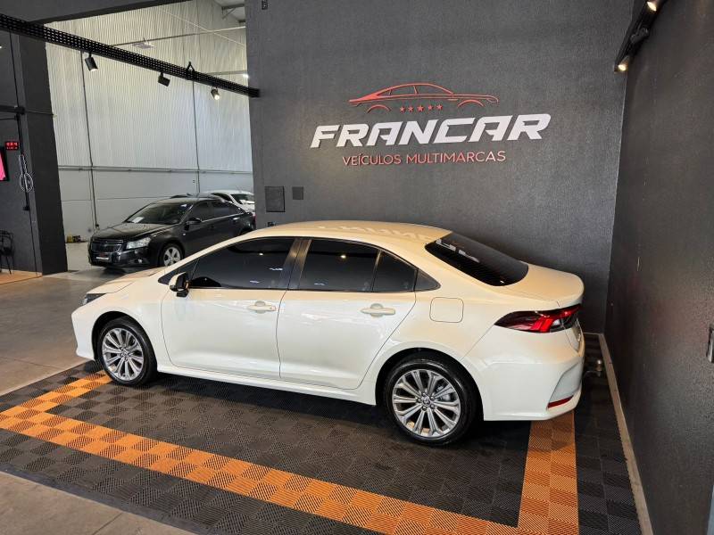 TOYOTA - COROLLA - 2019/2020 - Branca - R$ 125.900,00