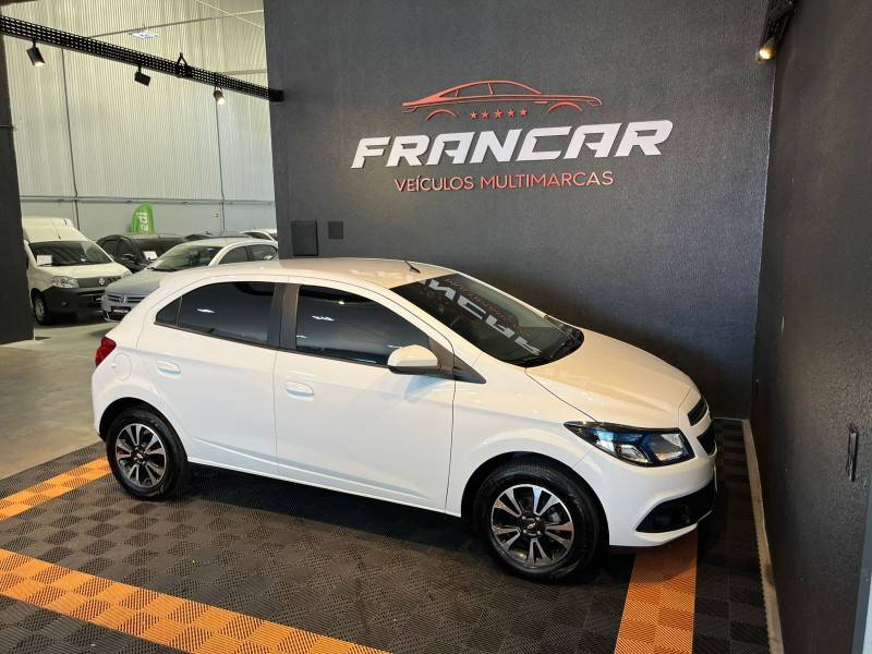 CHEVROLET - ONIX - 2013/2014 - Prata - R$ 54.900,00