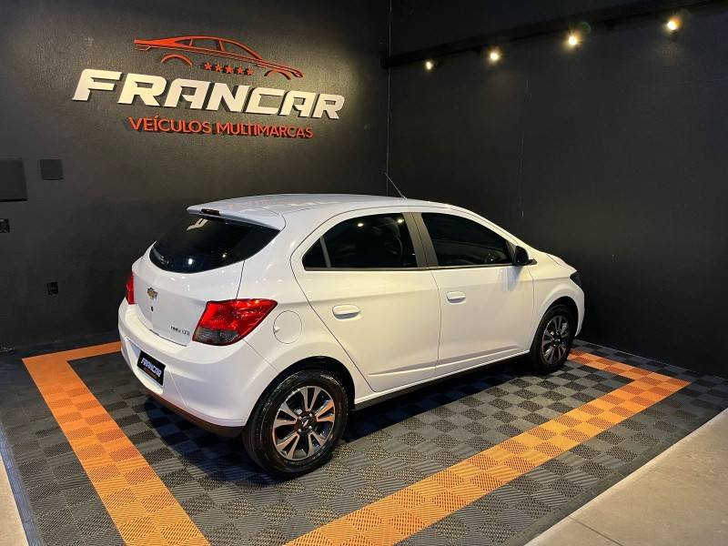 CHEVROLET - ONIX - 2015/2015 - Branca - R$ 57.900,00