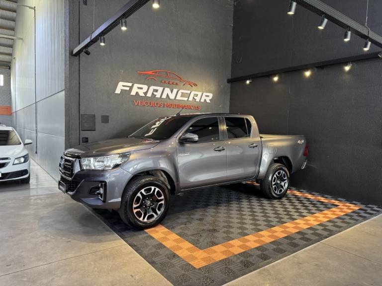 TOYOTA - HILUX - 2018/2019 - Cinza - R$ 180.000,00