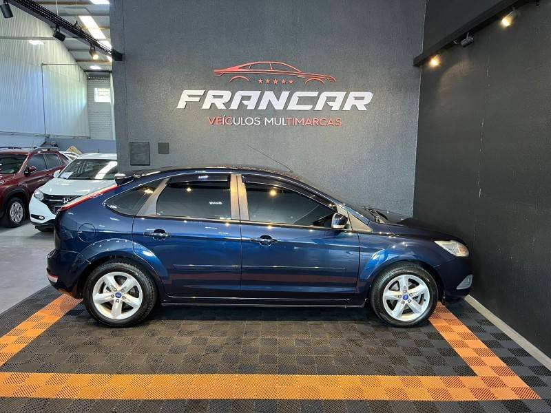 FORD - FOCUS - 2012/2013 - Azul - R$ 43.900,00