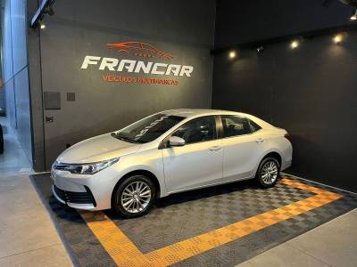 TOYOTA - COROLLA - 2017/2018 - Prata - R$ 92.900,00