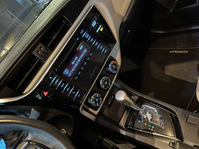 TOYOTA - COROLLA - 2017/2018 - Prata - R$ 91.900,00