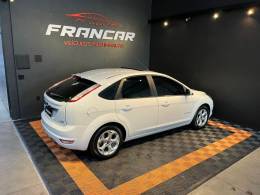 FORD - FOCUS - 2012/2013 - Branca - R$ 57.900,00