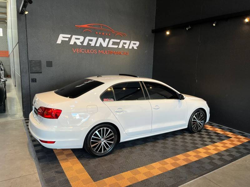 VOLKSWAGEN - JETTA - 2011/2012 - Branca - R$ 73.900,00