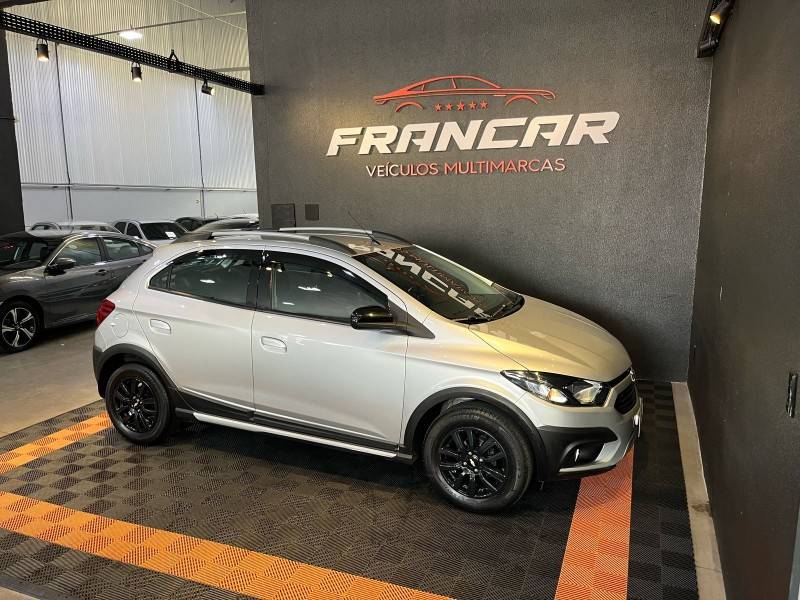 CHEVROLET - ONIX - 2018/2019 - Prata - R$ 72.900,00