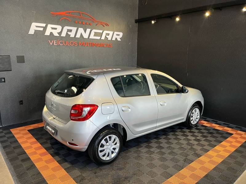 RENAULT - SANDERO - 2017/2018 - Prata - R$ 48.900,00