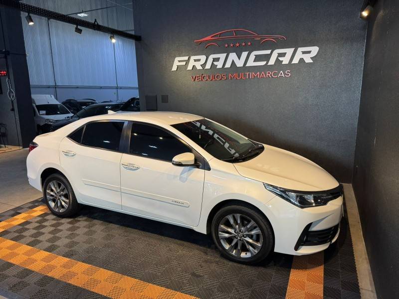 TOYOTA - COROLLA - 2018/2019 - Branca - R$ 108.900,00