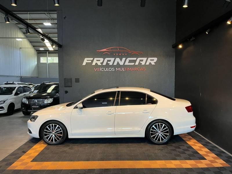 VOLKSWAGEN - JETTA - 2011/2012 - Branca - R$ 73.900,00