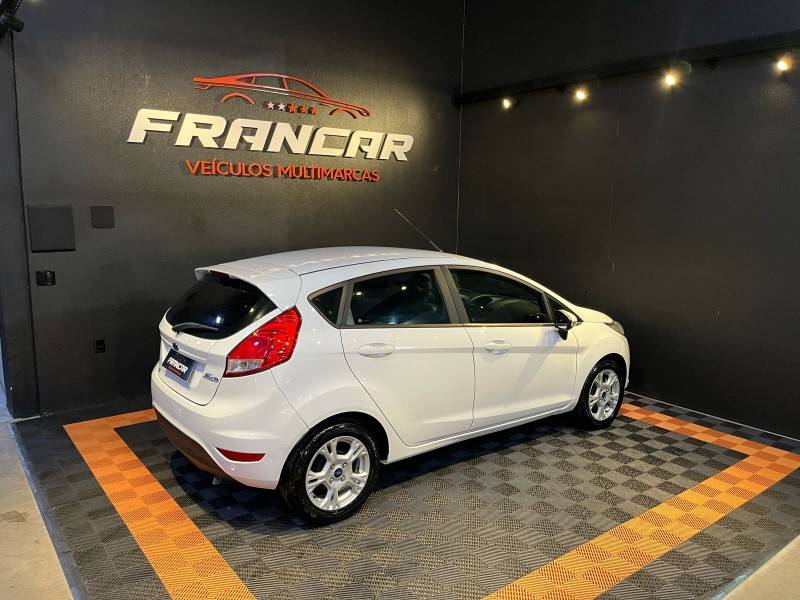 FORD - FIESTA - 2017/2017 - Branca - R$ 58.900,00