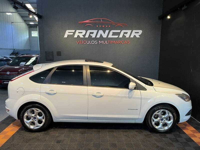 FORD - FOCUS - 2012/2013 - Branca - R$ 57.900,00