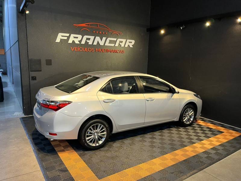 TOYOTA - COROLLA - 2017/2018 - Prata - R$ 91.900,00