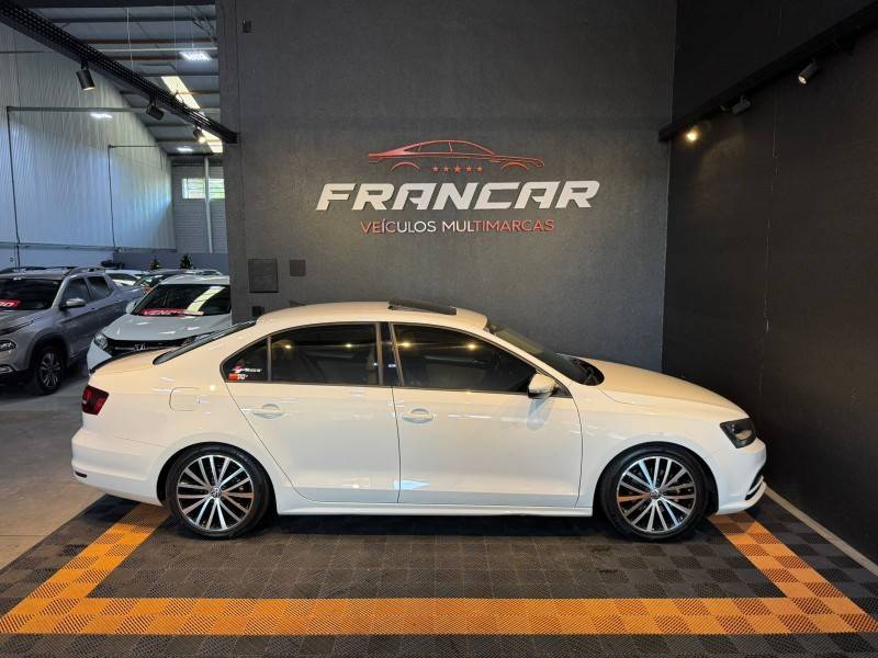 VOLKSWAGEN - JETTA - 2016/2016 - Branca - R$ 84.900,00