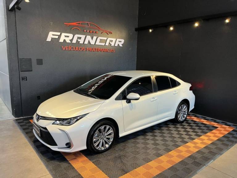 TOYOTA - COROLLA - 2020/2020 - Branca - R$ 122.900,00