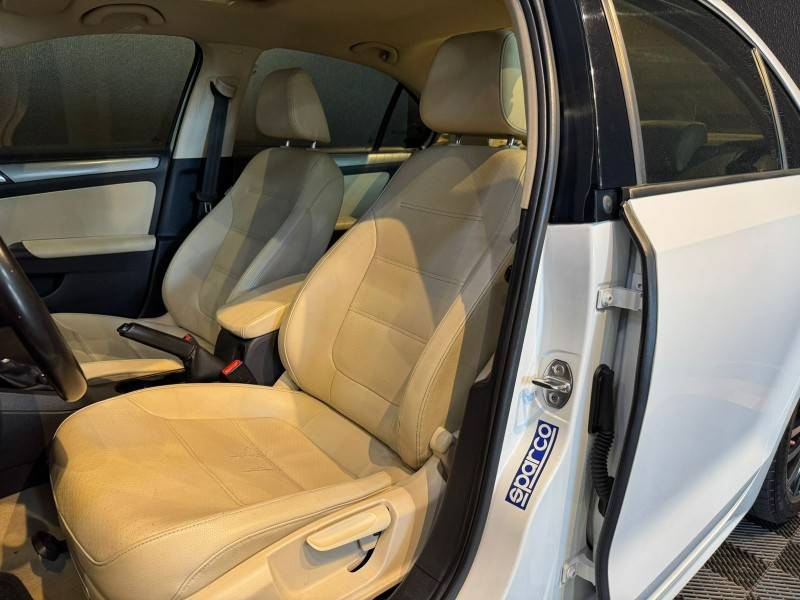 VOLKSWAGEN - JETTA - 2016/2016 - Branca - R$ 84.900,00