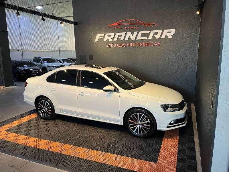 VOLKSWAGEN - JETTA - 2016/2016 - Branca - R$ 85.900,00