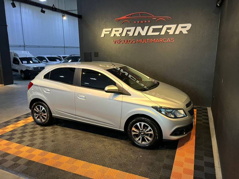 CHEVROLET - ONIX - 2016/2016 - Prata - R$ 59.900,00
