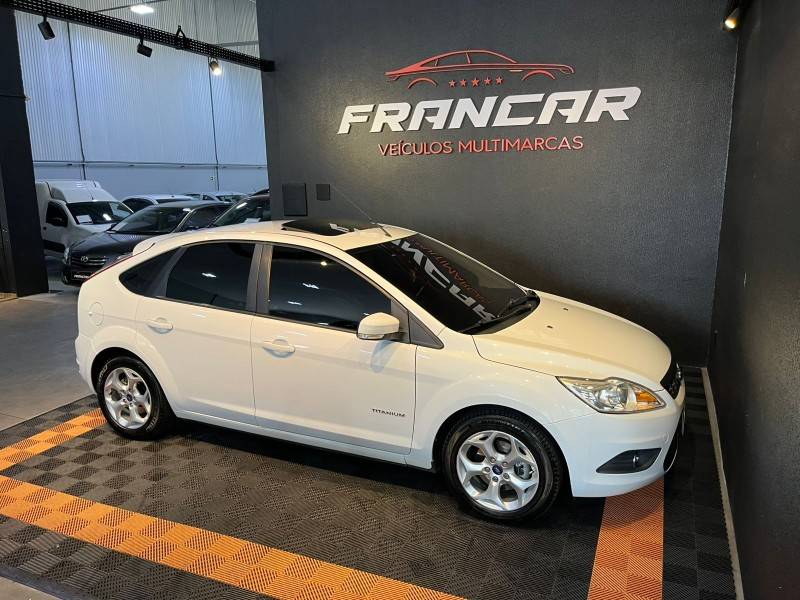 FORD - FOCUS - 2012/2013 - Branca - R$ 57.900,00