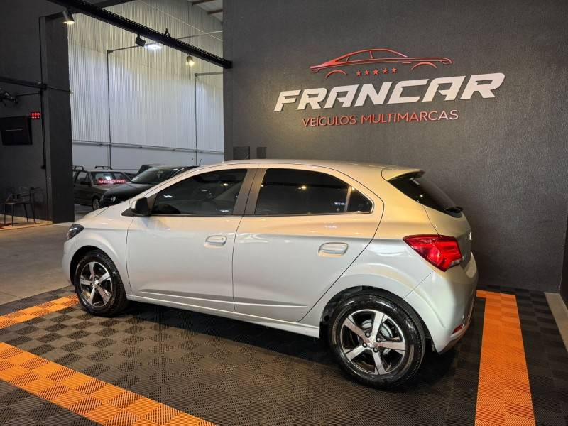 CHEVROLET - ONIX - 2017/2018 - Prata - R$ 70.900,00