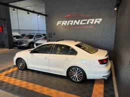 VOLKSWAGEN - JETTA - 2016/2016 - Branca - R$ 84.900,00