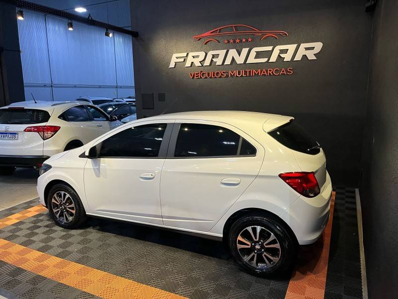 CHEVROLET - ONIX - 2015/2015 - Branca - R$ 57.900,00