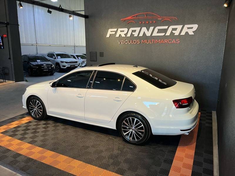 VOLKSWAGEN - JETTA - 2016/2016 - Branca - R$ 85.900,00
