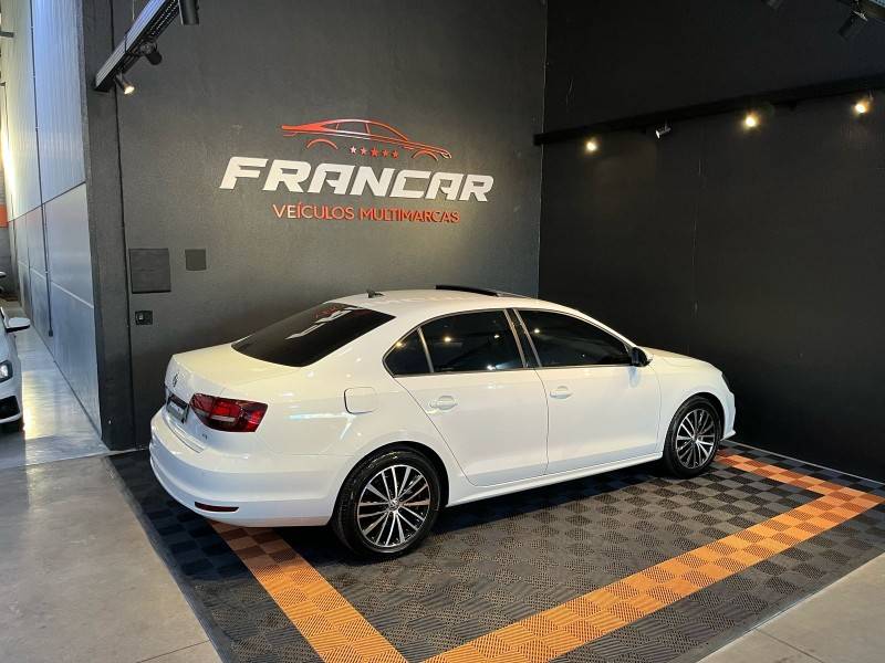 VOLKSWAGEN - JETTA - 2016/2016 - Branca - R$ 85.900,00