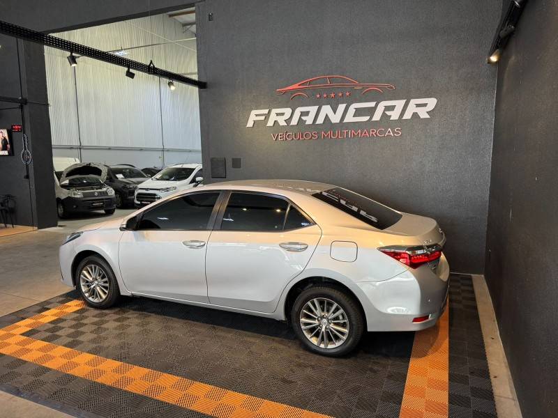 TOYOTA - COROLLA - 2017/2018 - Prata - R$ 89.900,00