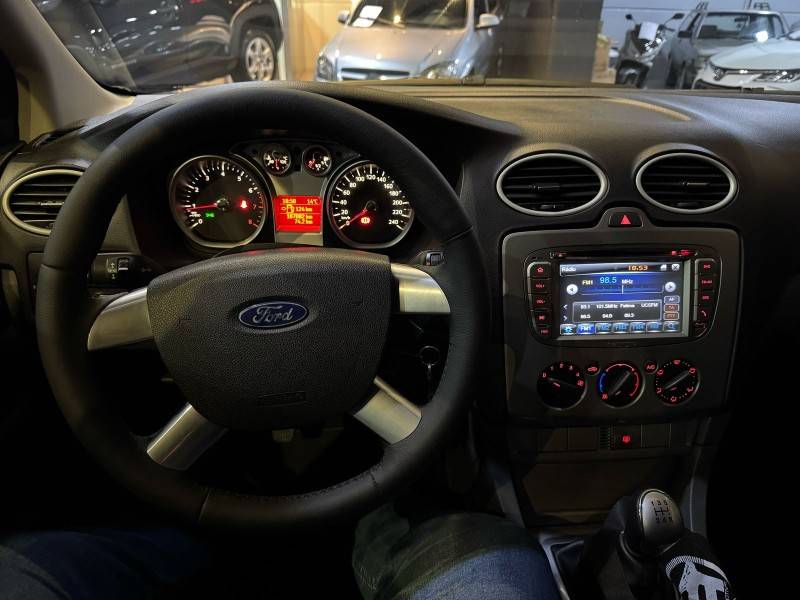 FORD - FOCUS - 2011/2012 - Prata - R$ 42.900,00