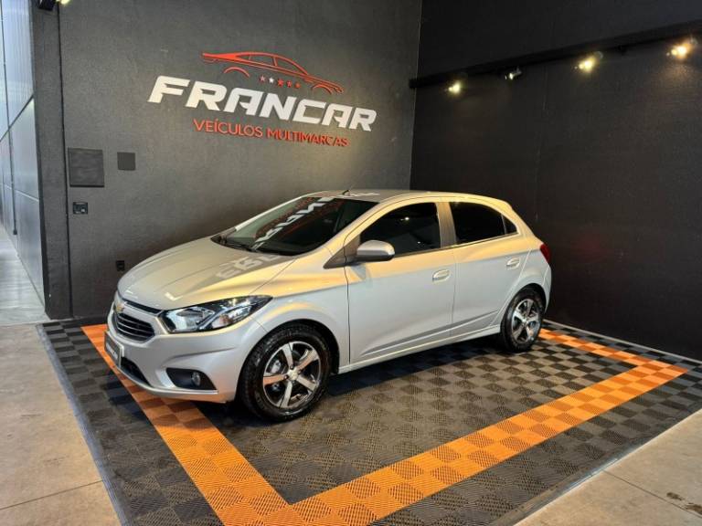 CHEVROLET - ONIX - 2017/2018 - Prata - R$ 70.900,00