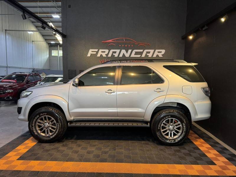 TOYOTA - HILUX SW4 - 2011/2012 - Prata - R$ 139.900,00