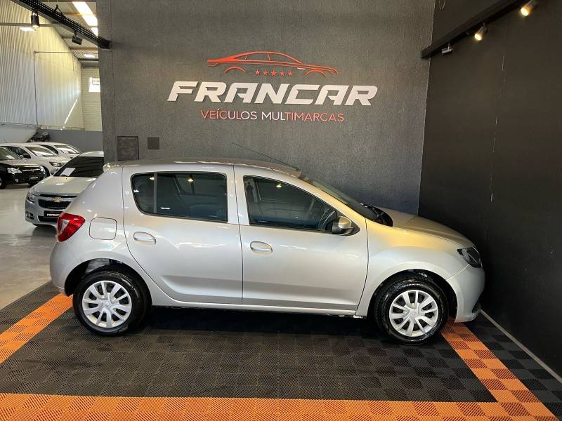 RENAULT - SANDERO - 2017/2018 - Prata - R$ 48.900,00