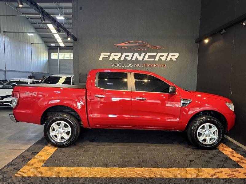 FORD - RANGER - 2012/2013 - Vermelha - R$ 107.900,00