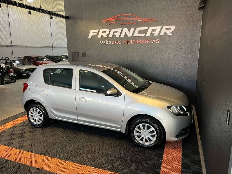 RENAULT - SANDERO - 2017/2018 - Prata - R$ 48.900,00