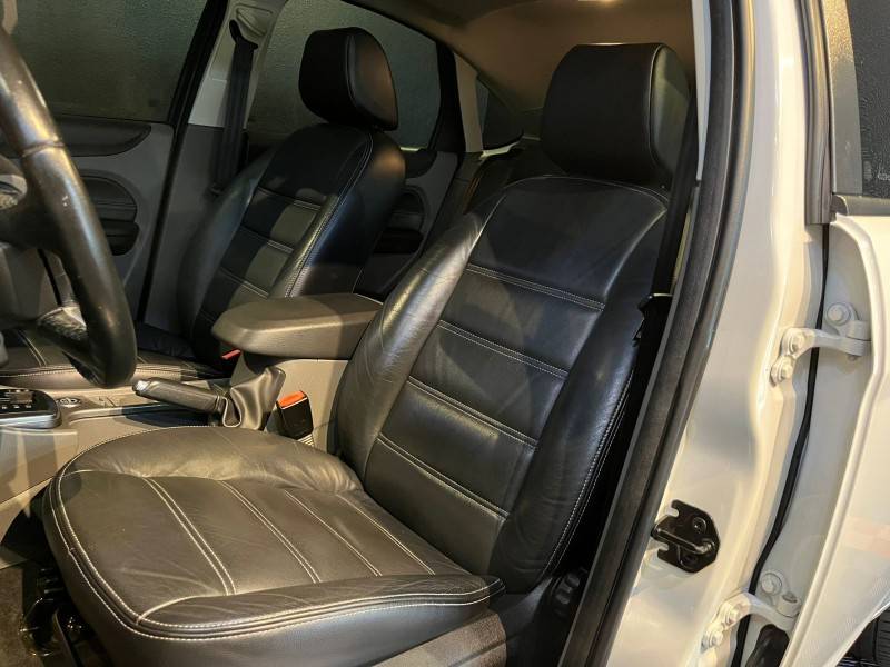 FORD - FOCUS - 2012/2013 - Branca - R$ 57.900,00