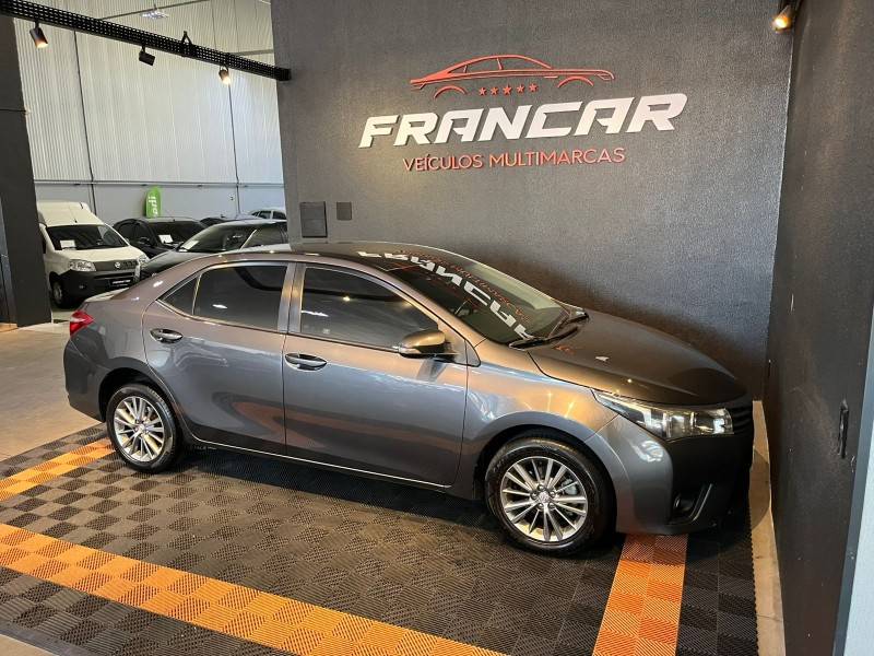 TOYOTA - COROLLA - 2016/2017 - Cinza - R$ 93.900,00