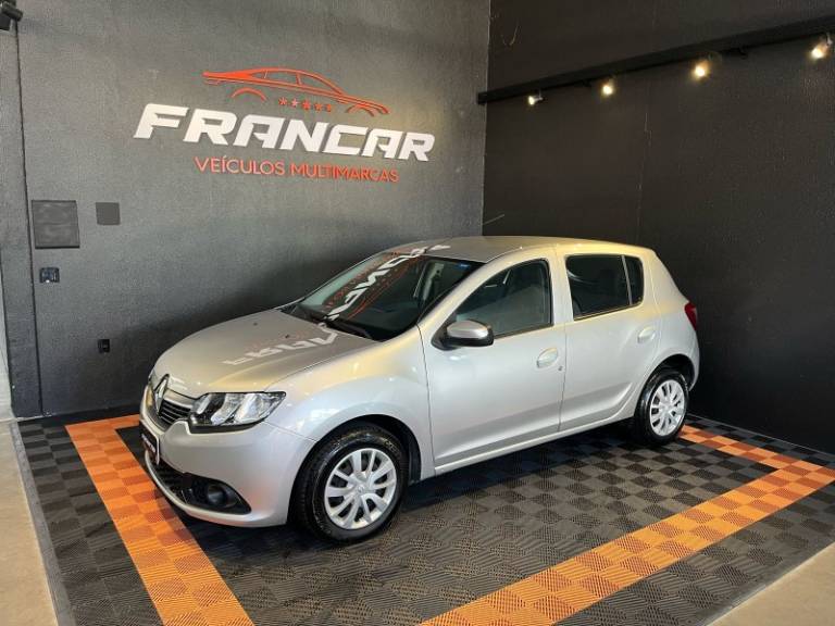 RENAULT - SANDERO - 2017/2018 - Prata - R$ 48.900,00