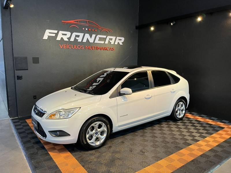 FORD - FOCUS - 2012/2013 - Branca - R$ 57.900,00