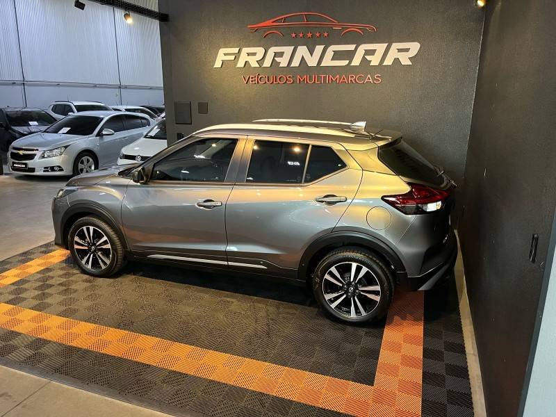 NISSAN - KICKS - 2022/2023 - Cinza - R$ 113.900,00