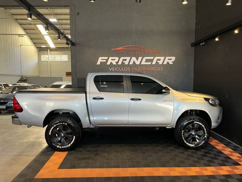 TOYOTA - HILUX - 2016/2017 - Prata - R$ 151.900,00