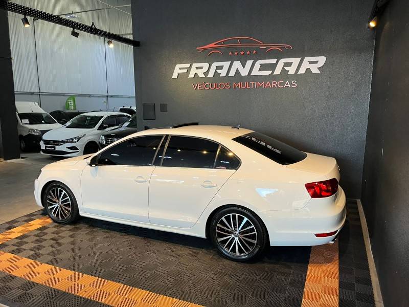 VOLKSWAGEN - JETTA - 2011/2012 - Branca - R$ 73.900,00