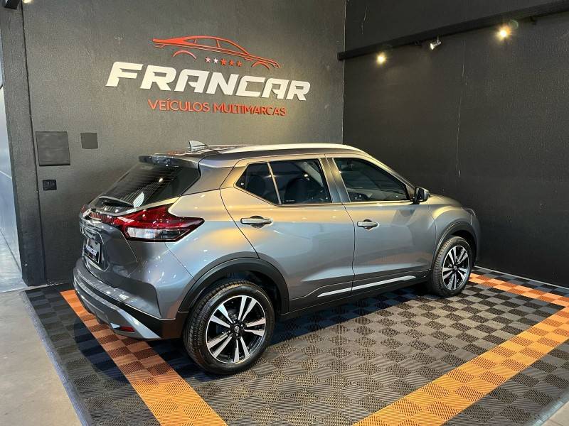 NISSAN - KICKS - 2022/2023 - Cinza - R$ 113.900,00