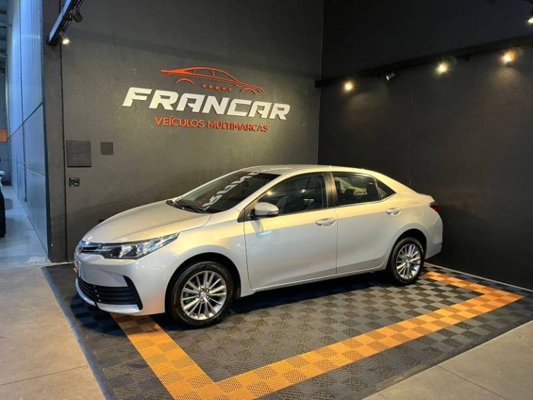 TOYOTA - COROLLA - 2017/2018 - Prata - R$ 91.900,00