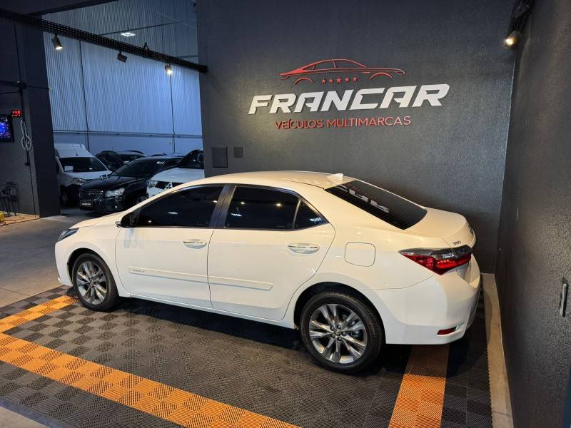 TOYOTA - COROLLA - 2018/2019 - Branca - R$ 108.900,00